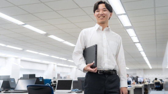 写真 屋内を歩くスーツの男性