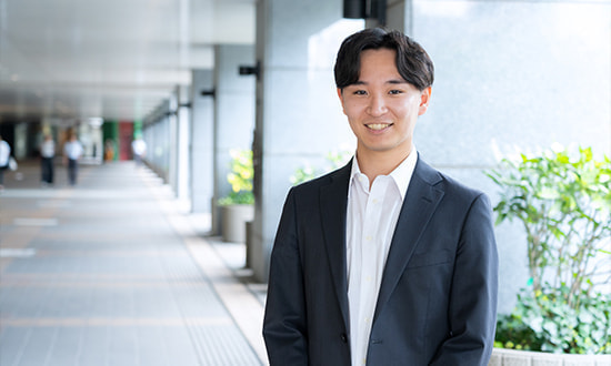 写真 こちらを見るスーツの男性